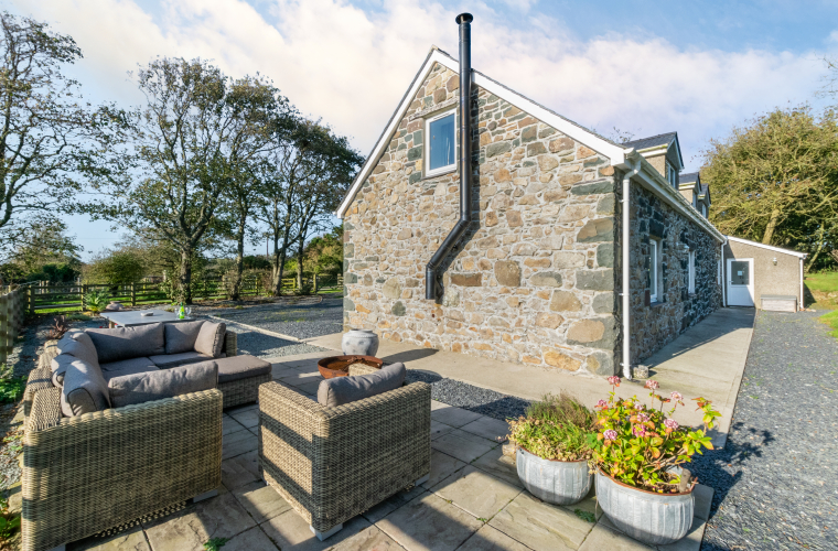 Hen Felin - outside seating area